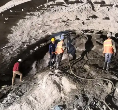 铅山隧道拱顶带模注浆料，微膨胀注浆料的特点及施工工艺